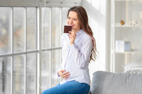 Beautiful pregnant woman ea...