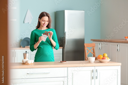 Beautiful pregnant woman ea...