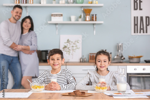 Little children drinking mi...
