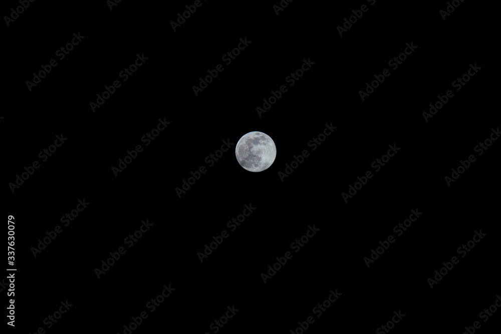 Vollmond bei wolkenlosem Himmel Vollmond bei wolkenlosem Himmel