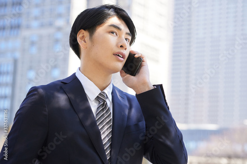 電話する日本人男性ビジネスマンの顔のアップ