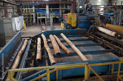 Log conveyor in a plywood factory