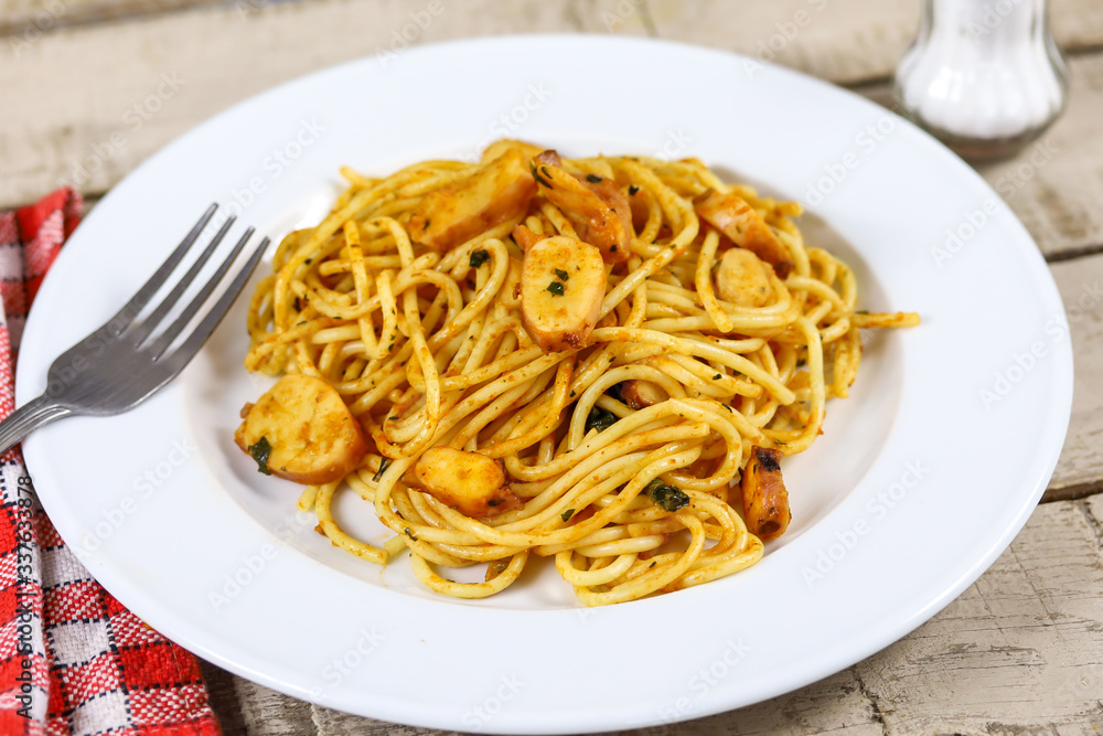 assiette de spaghetti aux calamars sur une table