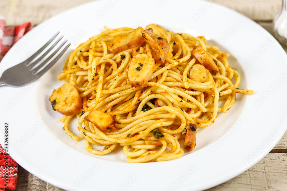 assiette de spaghetti aux calamars sur une table