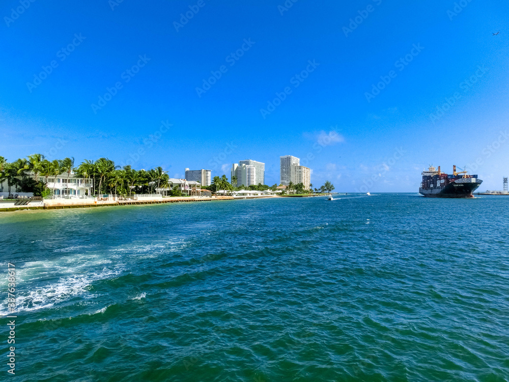 Obraz premium Luxury mansion in exclusive part of Fort Lauderdale