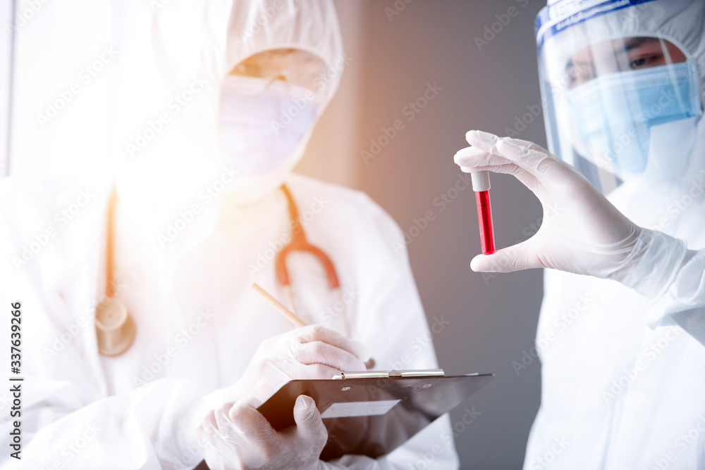 The medical team wore white and blue robes, carrying blood samples in their hands. The medical team wore white and blue robes, carrying blood samples in their hands.