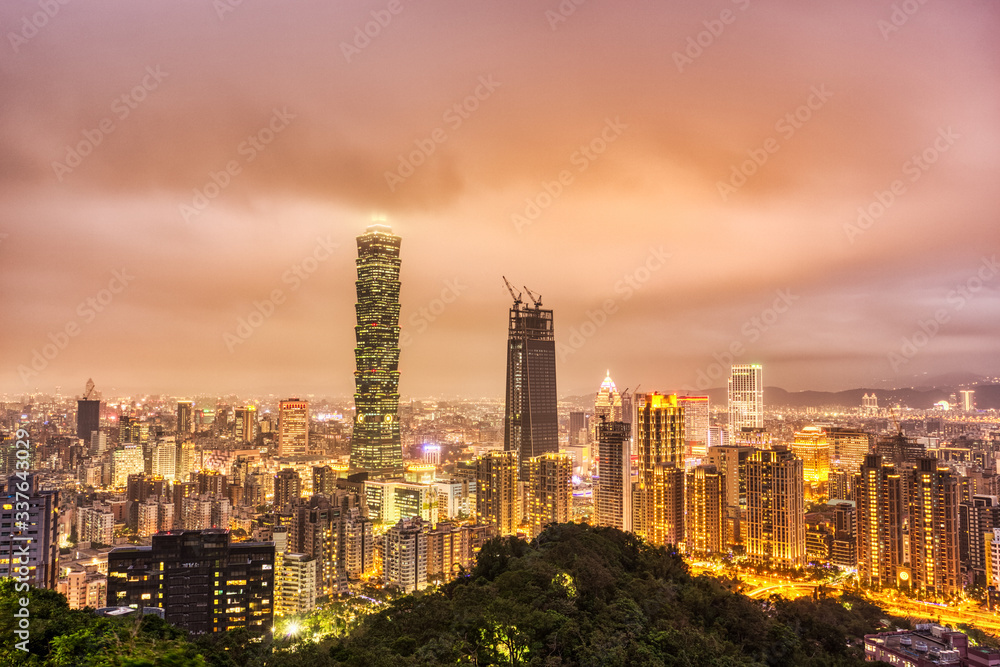 Obraz premium Aerial View of Illuminated Taipei at Night