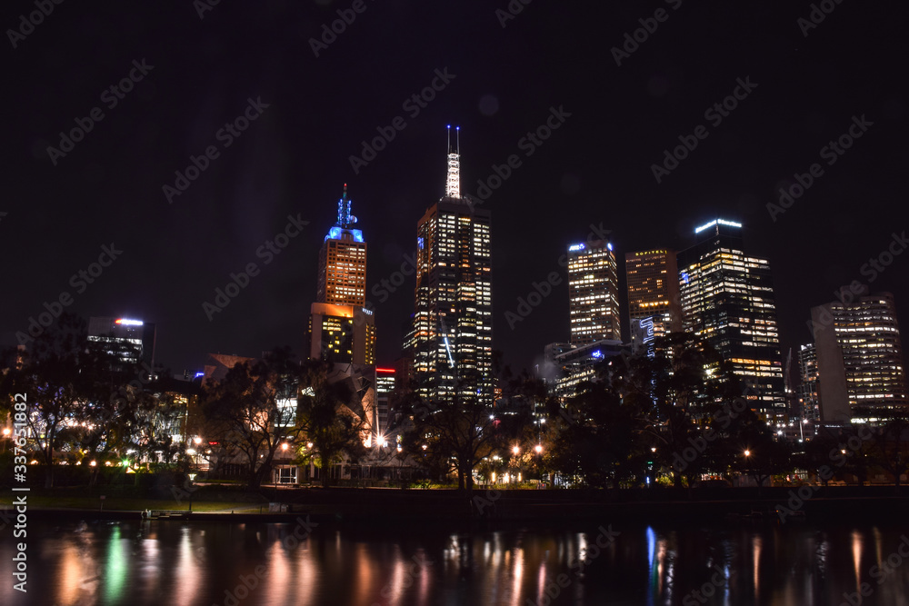 Obraz premium Pejzaż miasta Melbourne w pobliżu rzeki Yarra w nocy w Australii