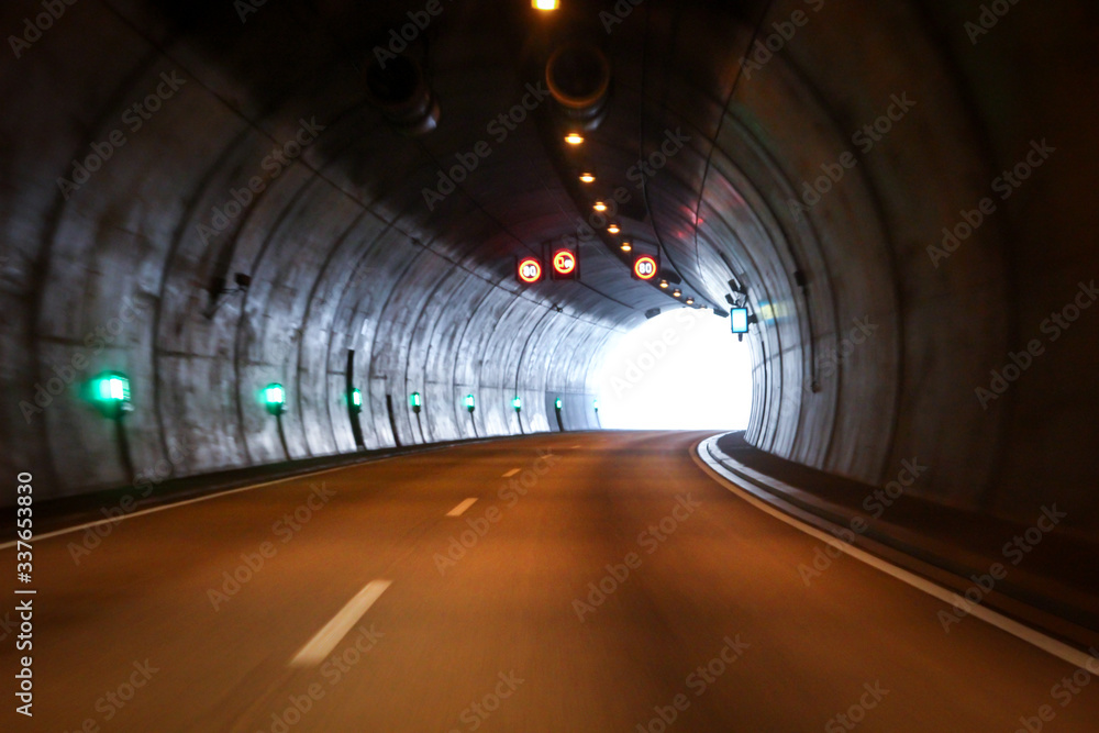 Fototapeta Blick in einen Autobahntunnel, Tunnelröhre