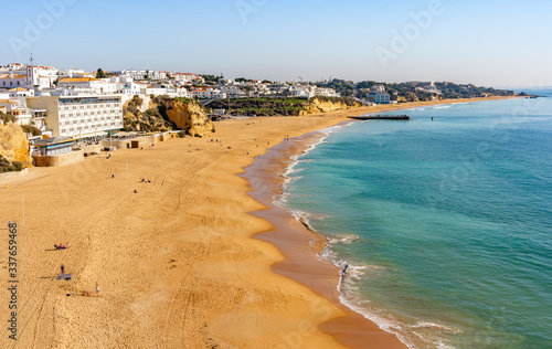 Fototapeta Naklejka Na Ścianę i Meble -  Wide sandy beach in Albufeira, Algarve, Portugal