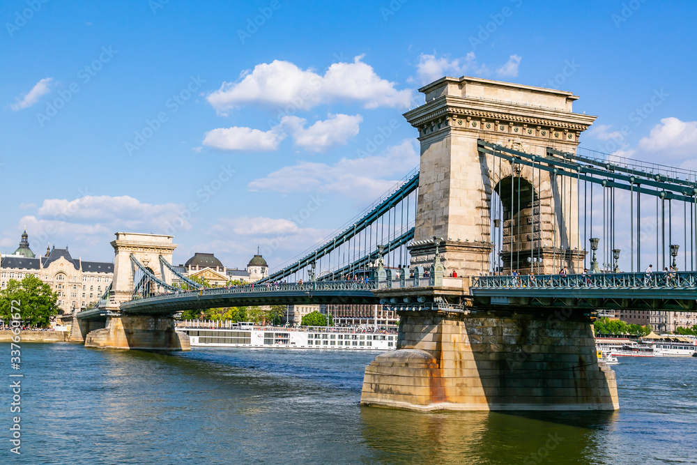 Obraz premium Chain bridge in Budapest-Hungary