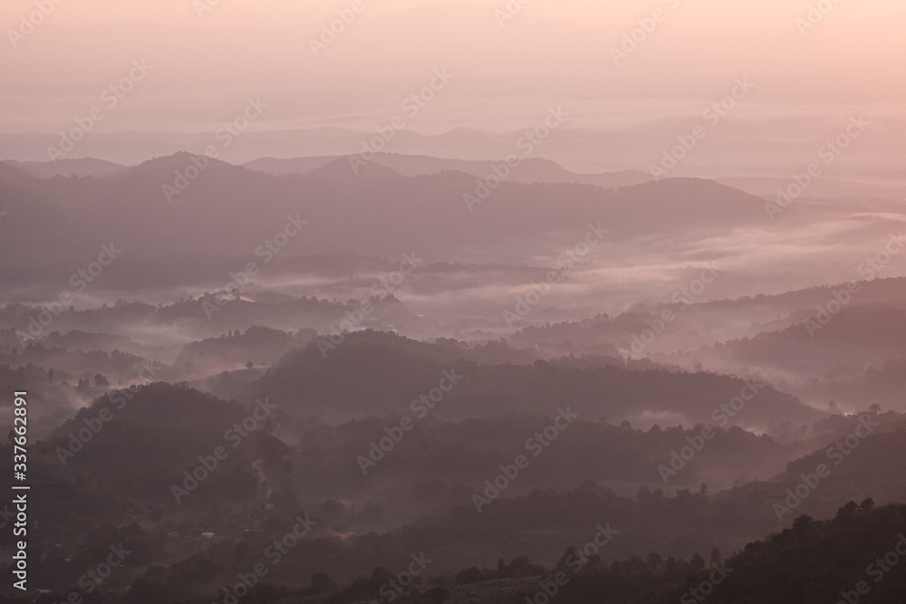Fototapeta premium Zmierzch, wschód słońca i morze mgły o poranku w górach północnej Tajlandii, w porze deszczowej.