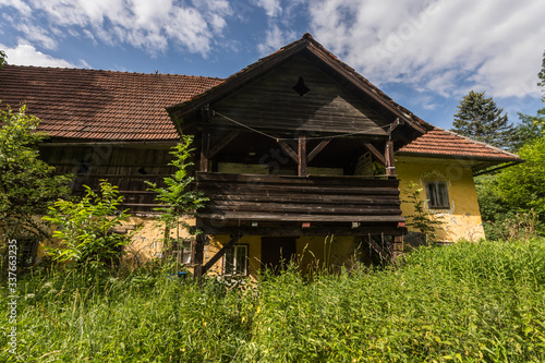 balkon aus holz von einem verlassenen haus