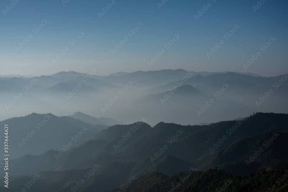 Obraz premium Twilight, sunrise and sea of fog in the morning on the mountains of northern Thailand, during the rainy season.