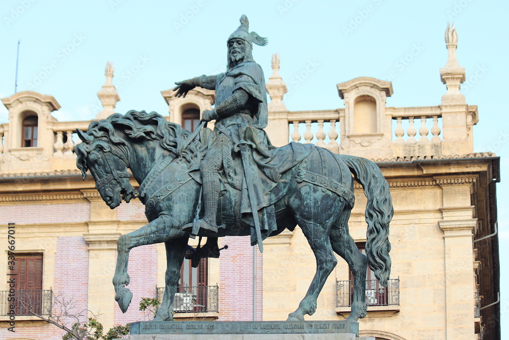 Obraz premium Jaime i Catalan King statue, Plaza Alfonso el Magnanimo, Valencia, Spain