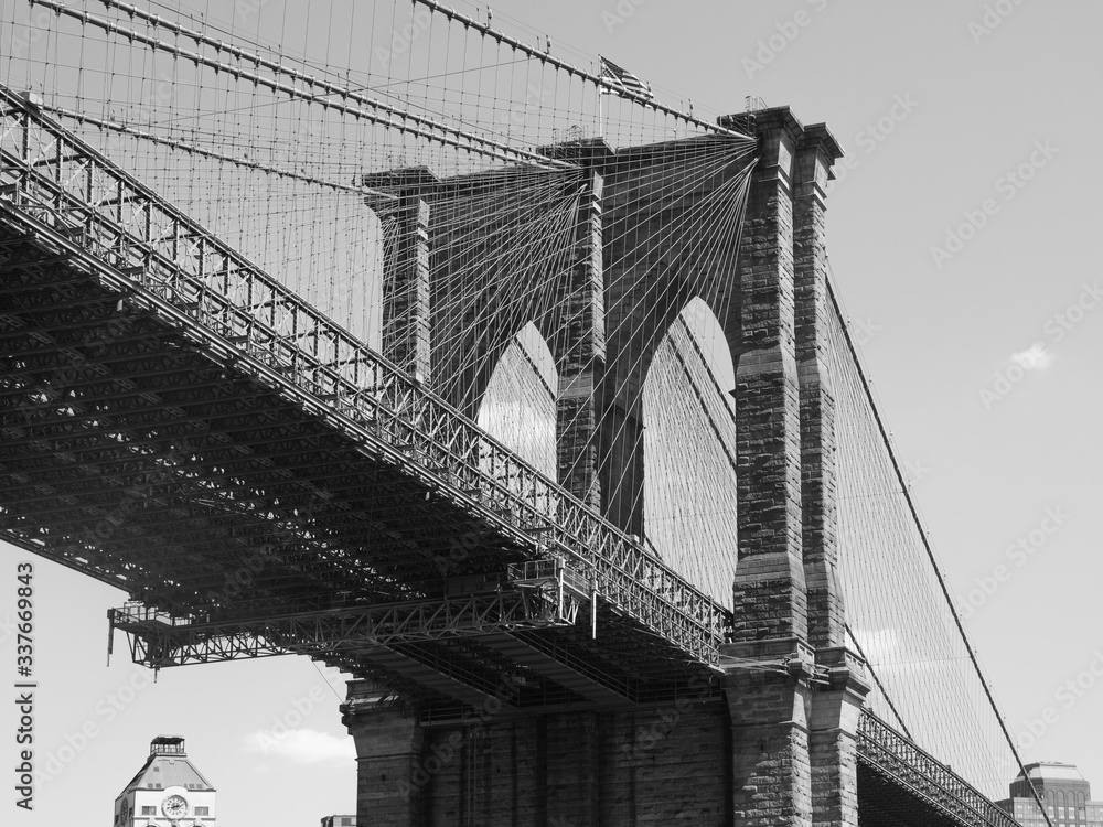 Fototapeta premium Debajo del puente de Brooklyn