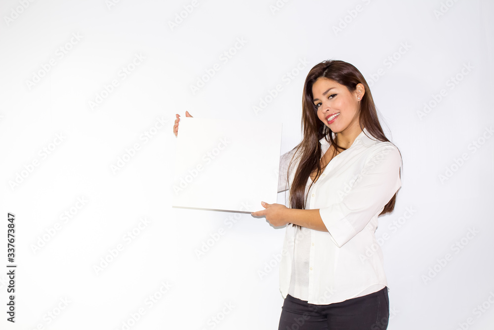 Bella ragazza bruna regge un cartello bianco su fondo bianco isolato sorridente e felice Bella ragazza bruna regge un cartello bianco su fondo bianco isolato sorridente e felice
