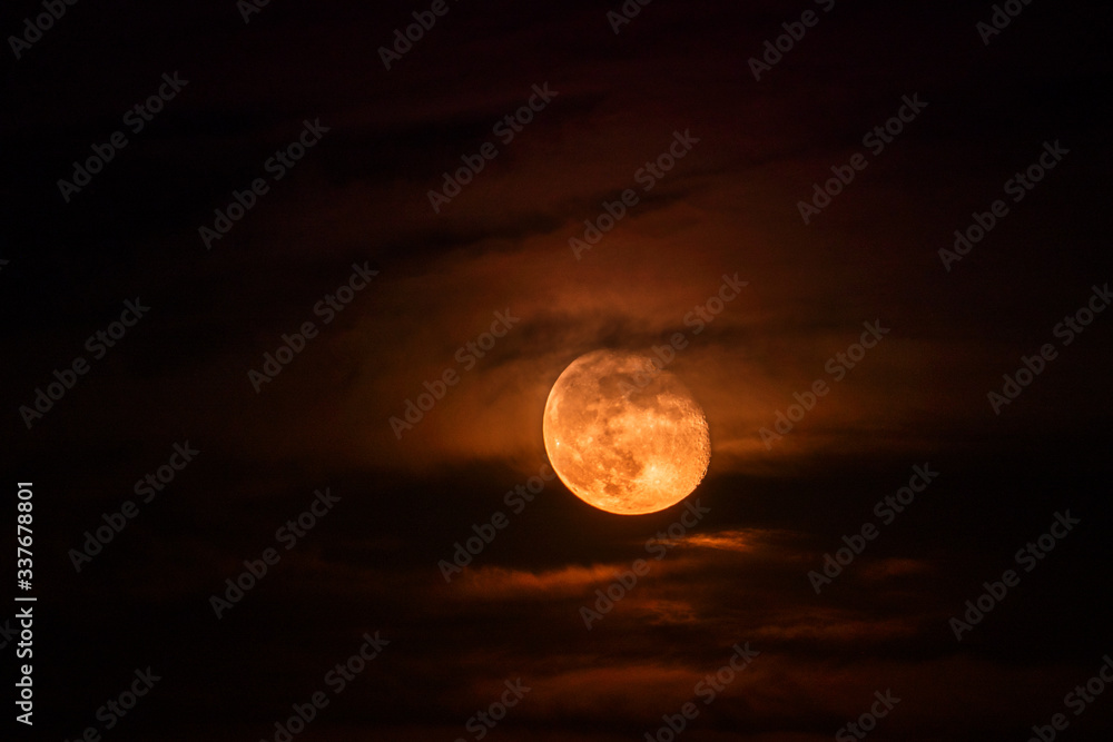 Obraz premium Blutmond mit dunklen Wolken