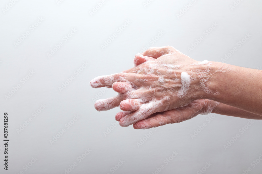 Fototapeta premium Lavado de manos con jabón sobre fondo blanco para prevenir el coronavirus Covid-19 (3)