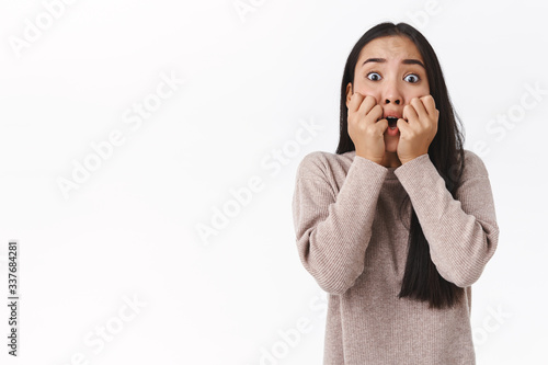 Obraz na plátně Scared trembling and speechless attractive young asian millennial girl, shiverin