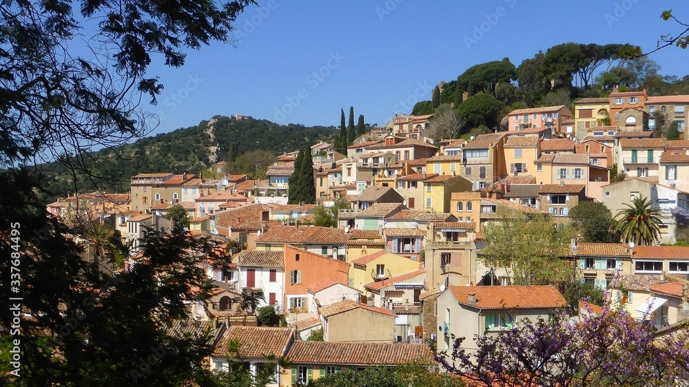 Panorama sur le village coloré de Bormes-les-Mimosas, dans le Var, en Provence (France)
