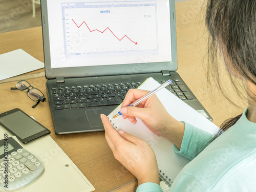 Wallpaper Mural Femme écrivant sur un cahiet Torontodigital.ca