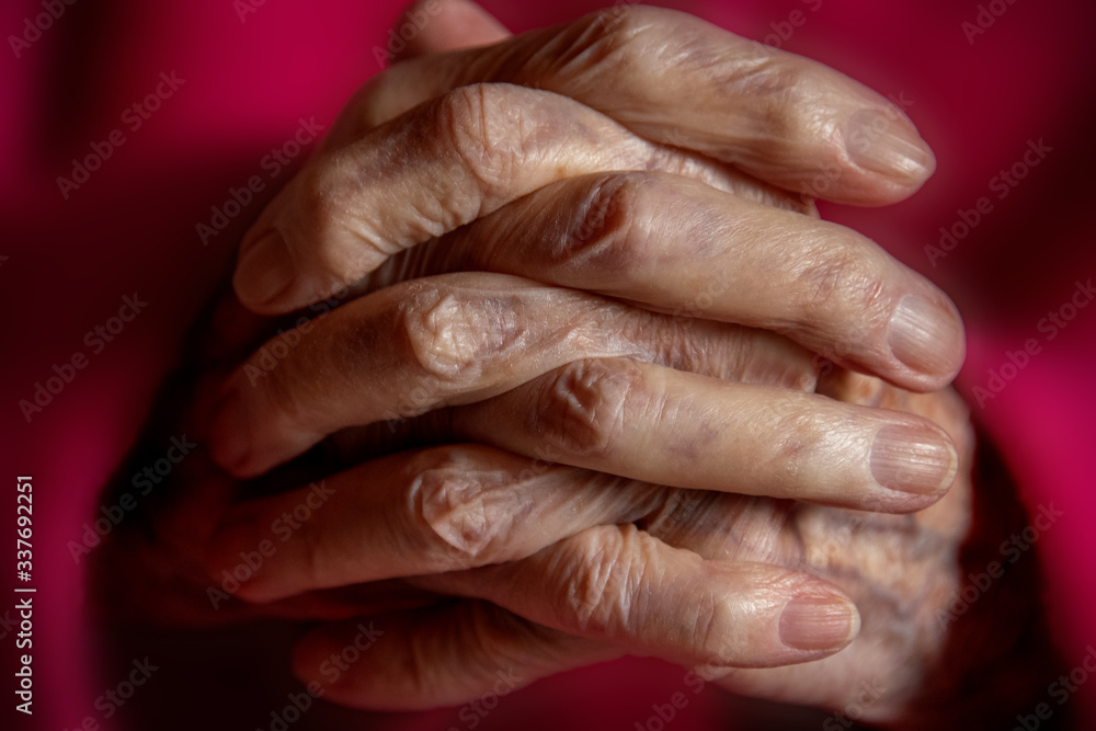 Fototapeta premium betende Hände, innig gehalten mit vielen Falten