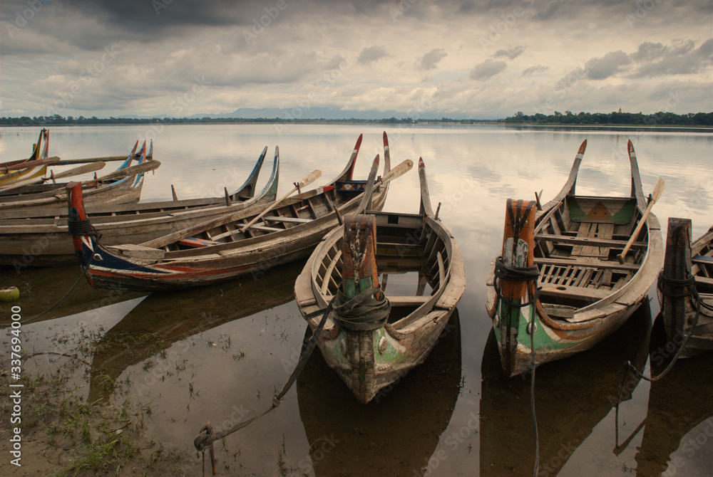 łodzie na jeziorze Taughman niedaleko Amarapura w Birmie