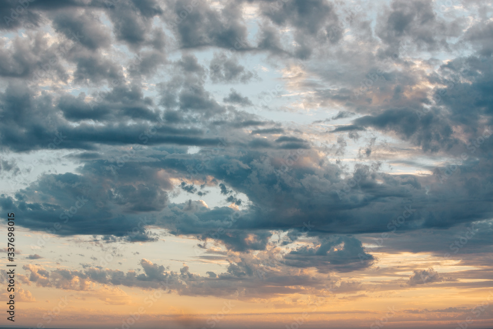 Obraz premium Dramatic clouds during sunset over the ocean