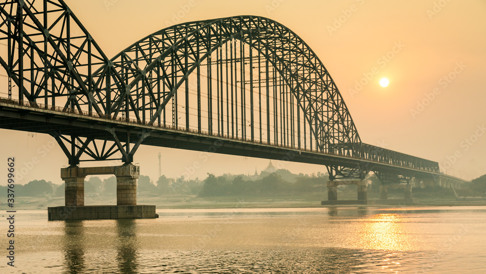 Naklejka premium Sunrise at Sagaing bridge spanning over the Irrawaddy river