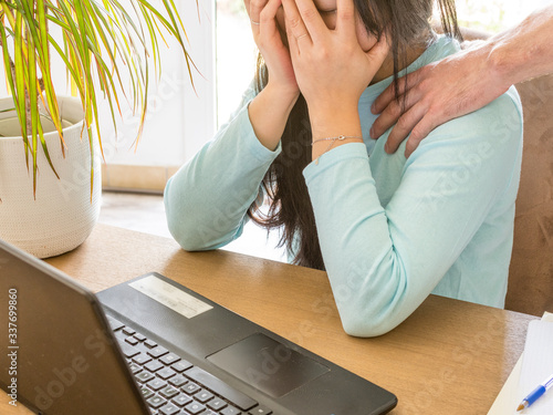 Wallpaper Mural Femme harcelée au travail  Torontodigital.ca