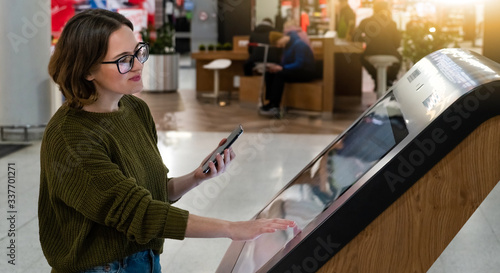Fotografie Woman uses the self-service kiosk