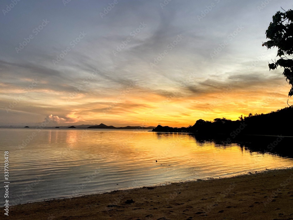 Couché de soleil sur une plage paradisiaque aux Philippines El Nido