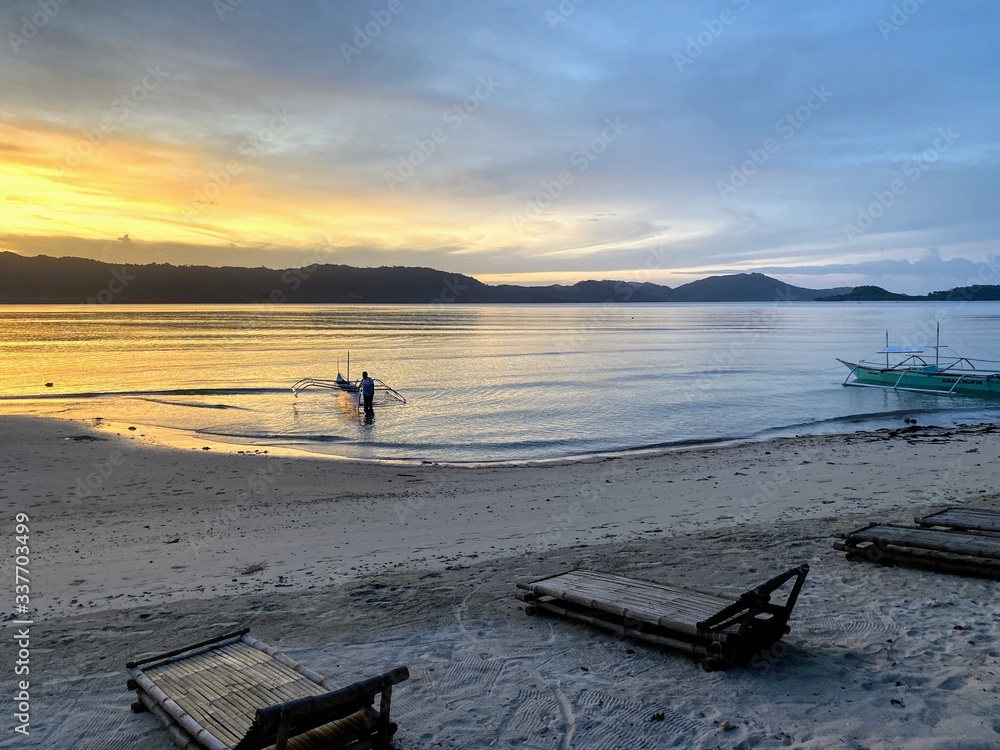 Couché de soleil sur une plage paradisiaque aux Philippines El Nido