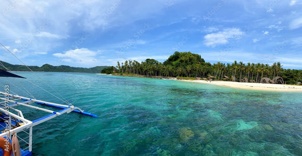 Balade en bateau devant une île paradisiaque aux Philippines