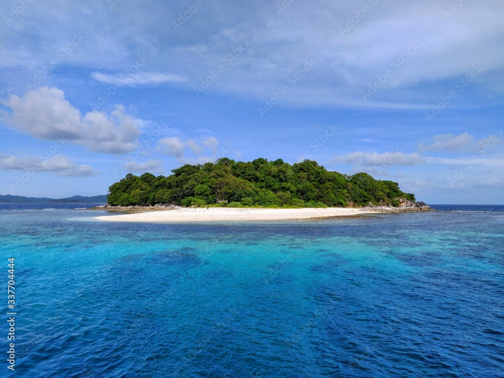 Île paradisiaque  isolée aux Philippines
