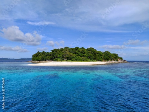 Île paradisiaque isolée aux Philippines