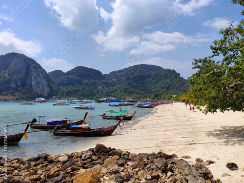 La baie de Phang Nga est une baie de la mer d Andaman situ  e dans le sud de la Tha  lande. Elle s ouvre vers le sud  entre la province de Phuket    l ouest  Phang Nga au nord et celle de Krabi    l est.