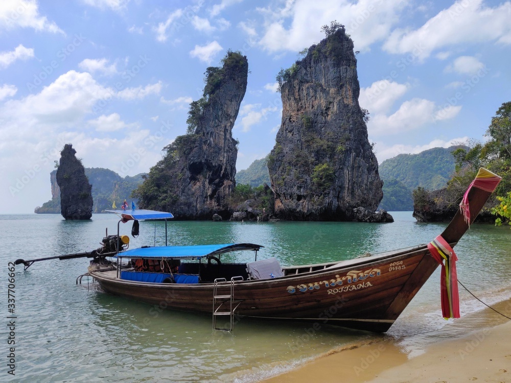 Île Ko Hong canoë dans la baie de Phang-nga en Thaïlande.