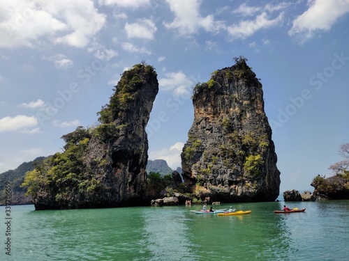 Île Ko Hong canoë dans la baie de Phang-nga en Thaïlande.