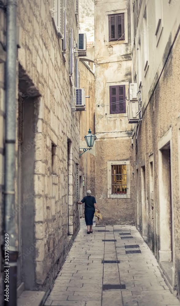 Gasse in der Altstadt von  Omis ,   Dalmatien,  Kroatien