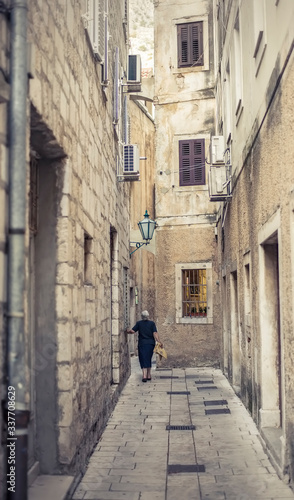 Gasse in der Altstadt von  Omis ,   Dalmatien,  Kroatien © luna