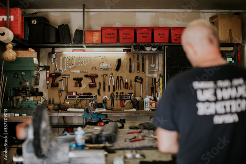 Homme travaillant dans son atelier