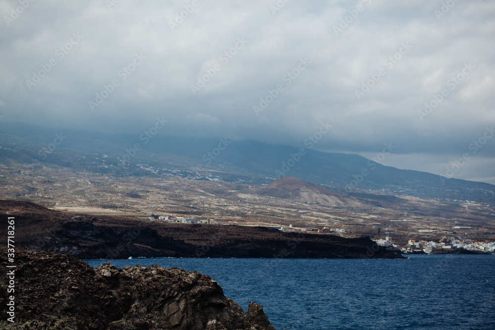 Teneriffas Ostküste bei dunstigem Himmel mit Felsen und blauem Meer Teneriffas Ostküste bei dunstigem Himmel mit Felsen und blauem Meer