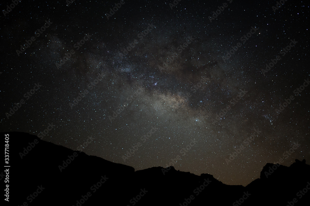 Die Milchstrasse bei Nacht über der der Hochebene des Teide Nationalparks auf Teneriffa