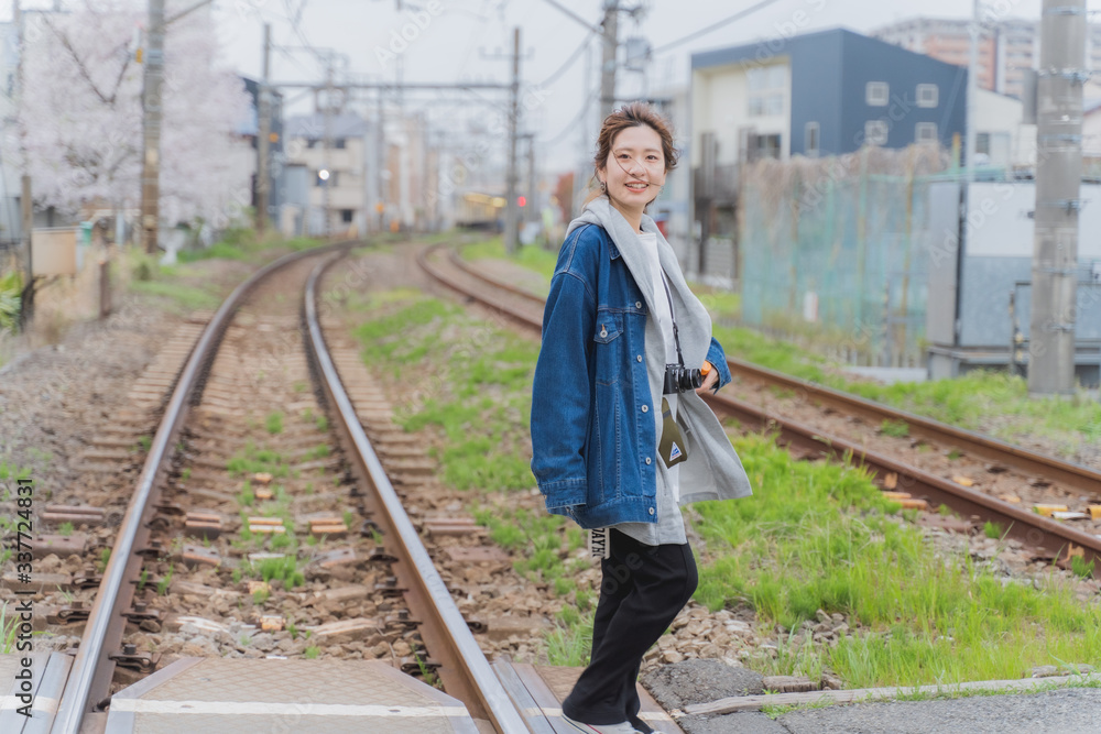 線路上で笑う女性 線路上で笑う女性
