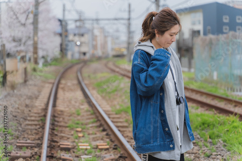 線路に立たずさむ女性 © takaho