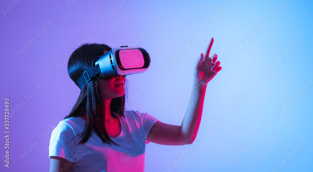 Obraz premium Modern technology concept. Girl in virtual reality glasses