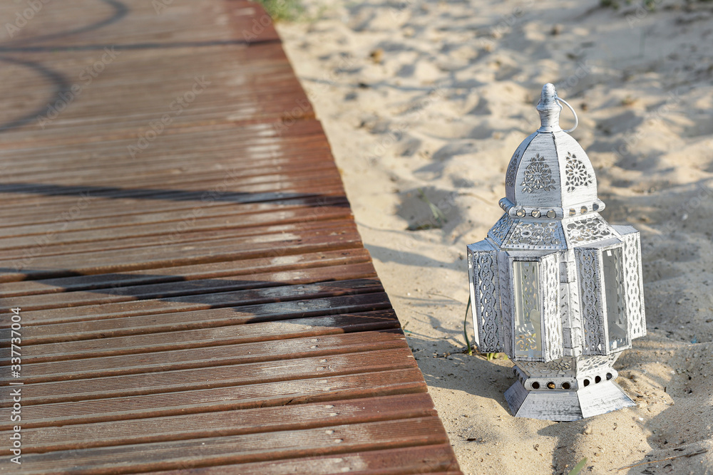 Lanterne  utilizzate per decorare un ematrimonio in spiaggia