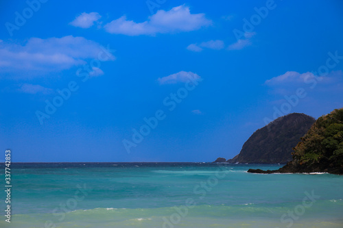 真っ青な空とエメラルドグリーンの思勝湾 © Studio Rainbow